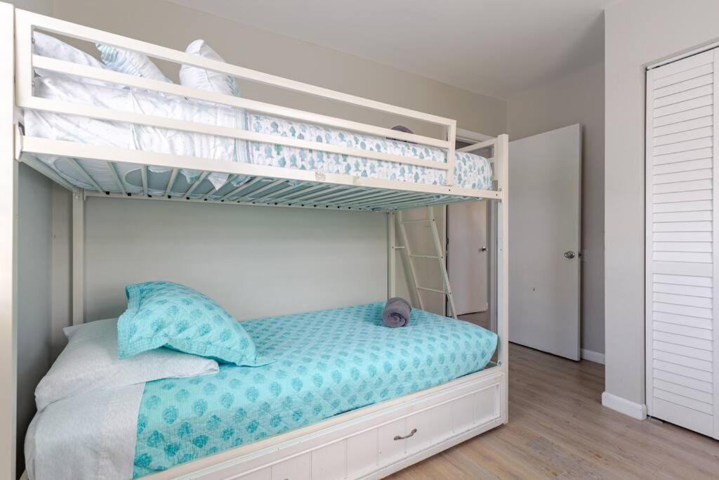 Holiday home Luxury House With Delightful Style! Dania Beach